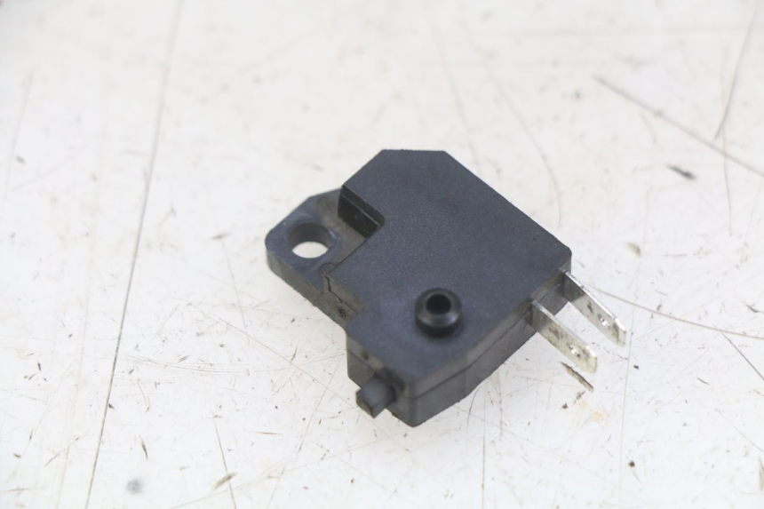 photo de INTERRUPTOR DE LUZ DE FREIO DIREITO SYM ORBIT III 3 4T 50 (2021 - 2025) - Zoom do estado de desgaste