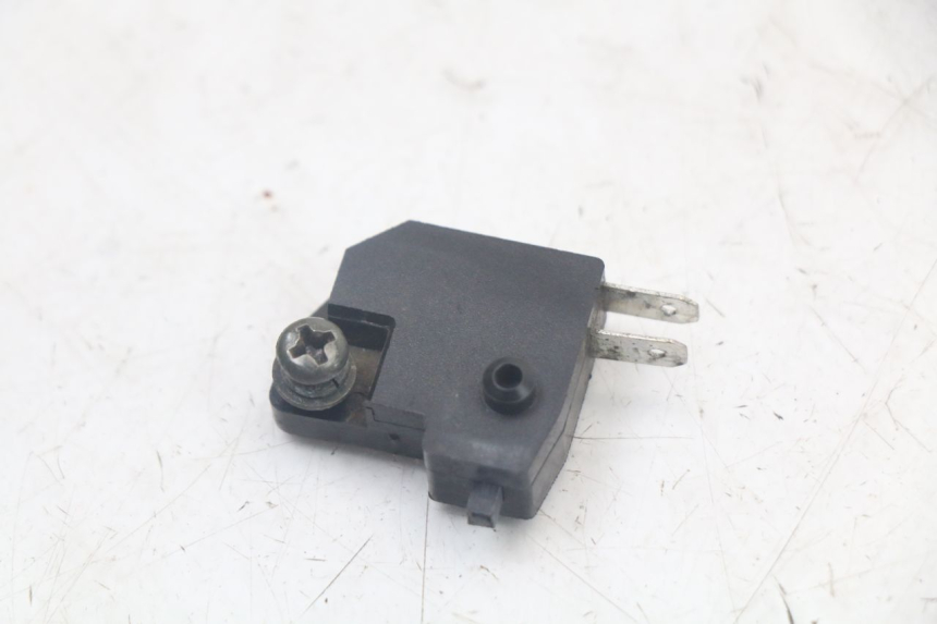 photo de INTERRUPTOR DE LUZ DE FREIO DIREITO SYM ORBIT III 3 4T 50 (2018 - 2021) - Detalhe da peça