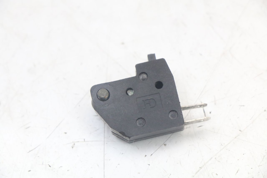 photo de INTERRUPTOR DE LUZ DE FREIO DIREITO SYM ORBIT III 3 4T 50 (2018 - 2021) - Zoom do estado de desgaste