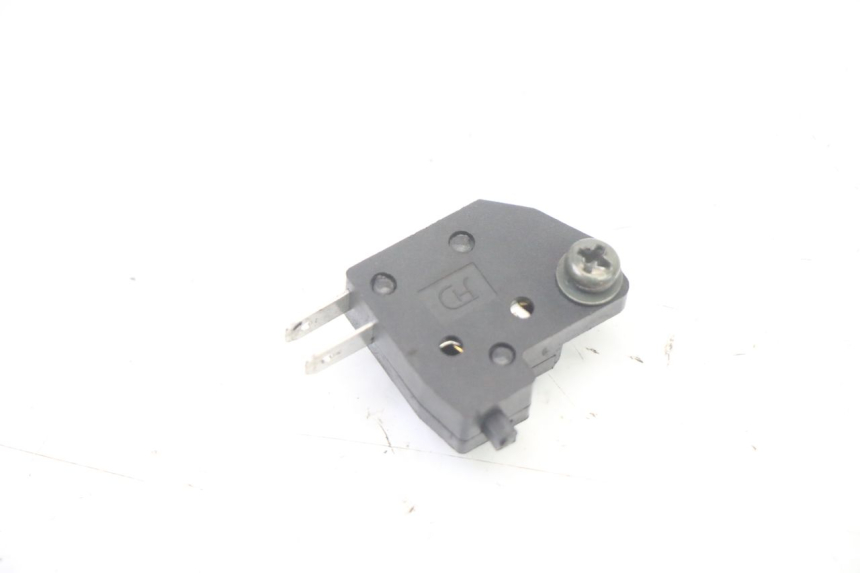 photo de INTERRUPTOR DE LUZ DE FREIO DIREITO SYM ORBIT III 3 4T 50 (2021 - 2025) - Detalhe da peça