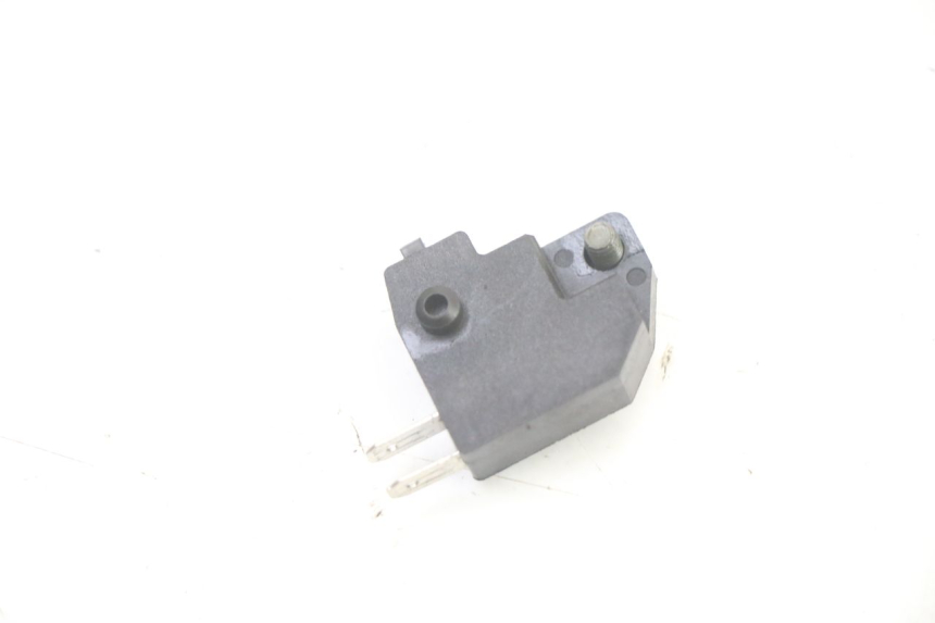 photo de INTERRUPTOR DE LUZ DE FREIO DIREITO SYM ORBIT III 3 4T 50 (2021 - 2025) - Zoom do estado de desgaste