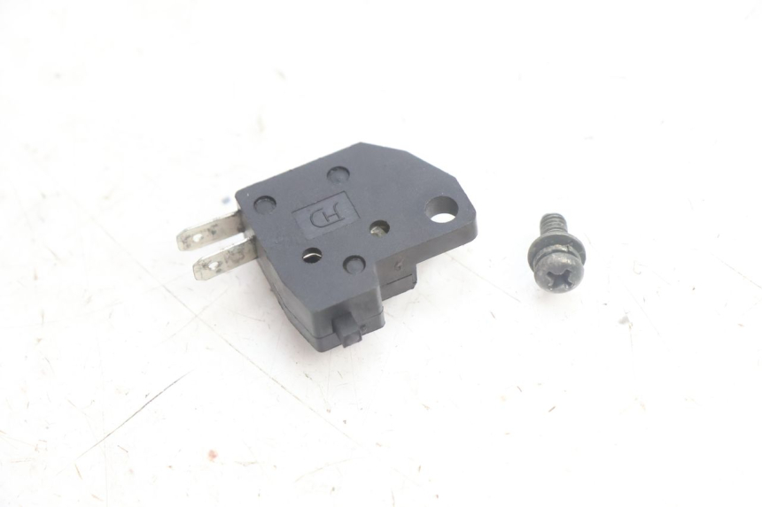 photo de INTERRUPTOR DE LUZ DE FREIO DIREITO SYM ORBIT III 3 4T 50 (2021 - 2025) - Detalhe da peça