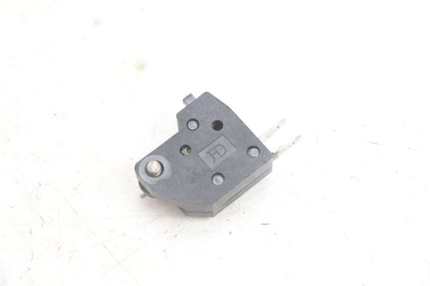 photo de INTERRUPTOR DE LUZ DE FREIO DIREITO SYM ORBIT III 3 4T 50 (2021 - 2025) - Zoom do estado de desgaste