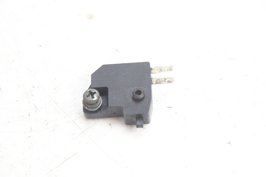 photo de INTERRUPTOR DE LUZ DE FREIO DIREITO SYM ORBIT III 3 4T 50 (2021 - 2025) - Outro ângulo de visão