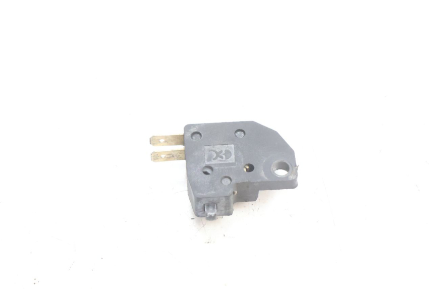 photo de INTERRUPTOR DE LUZ DE FREIO DIREITO SYM ORBIT III 3 4T 50 (2021 - 2025) - Outro ângulo de visão