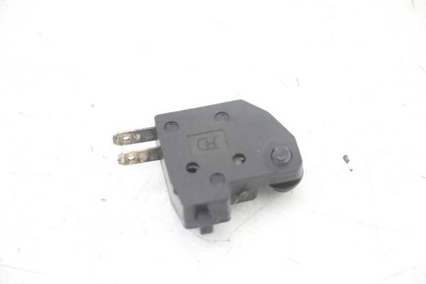 photo de INTERRUPTOR DE LUZ DE FREIO DIREITO PEUGEOT KISBEE 4T 50 (2018 - 2022) - Detalhe da peça