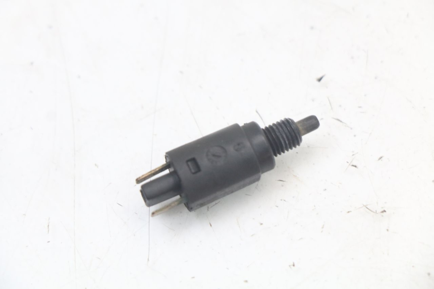 photo de INTERRUPTOR DE LUZ DE FREIO DIREITO PIAGGIO BEVERLY 125 (1998 - 2005) - Detalhe da peça