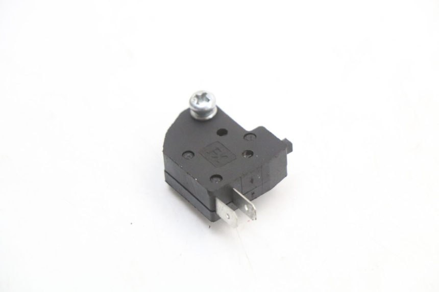 photo de INTERRUPTOR DE LUZ DE FREIO DIREITO TNT MOTOR ROMA 10' 4T 50 (2019 - 2022) - Zoom do estado de desgaste