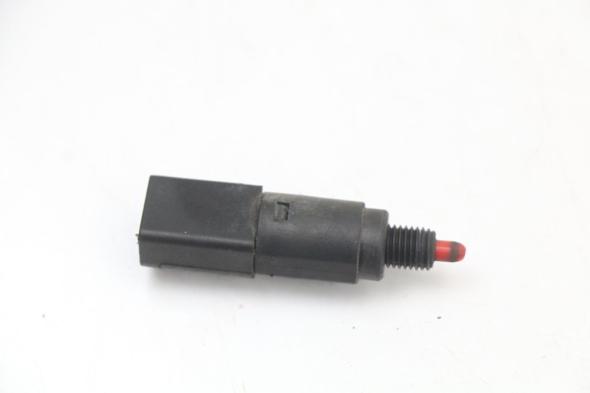 photo de INTERRUPTOR DE LUZ DE FREIO DIREITO GILERA RUNNER SP 50 (2009 - 2017) - Detalhe da peça