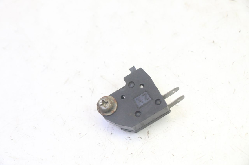 photo de INTERRUPTOR DE LUZ DE FREIO DIREITO DAELIM S1 125 (2007 - 2016) - Vista principal