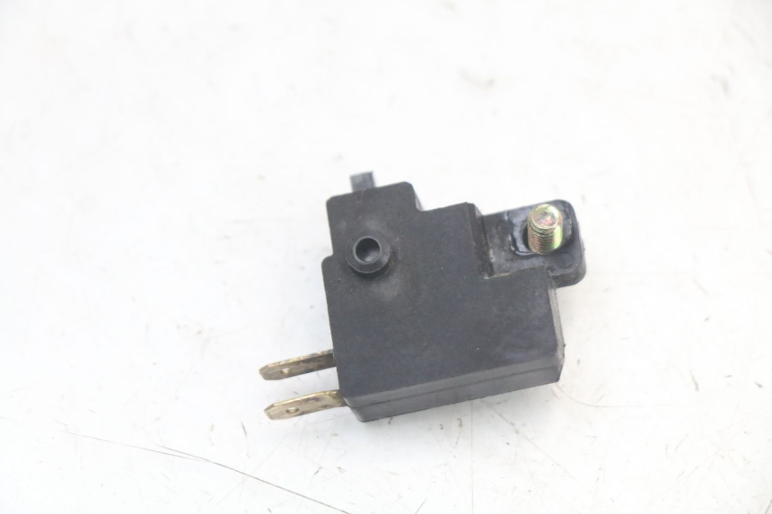 photo de INTERRUPTOR DE LUZ DE FREIO DIREITO KYMCO SUPER 8 125 (2008 - 2015) - Zoom do estado de desgaste