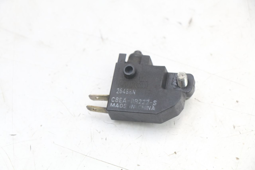 photo de INTERRUPTOR DE LUZ DE FREIO DIREITO SUZUKI BURGMAN 125 (2018 - 2021) - Zoom do estado de desgaste