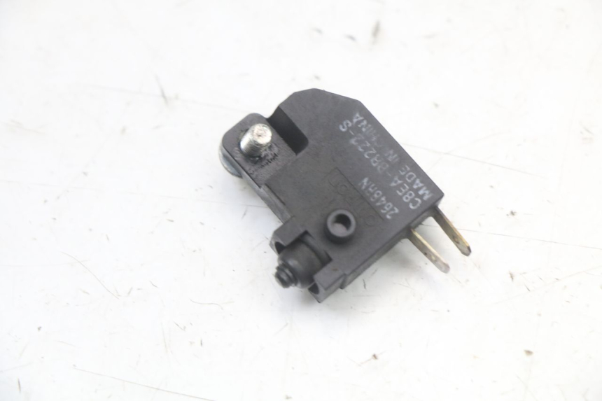 photo de INTERRUPTOR DE LUZ DE FREIO DIREITO SUZUKI BURGMAN 125 (2018 - 2021) - Outro ângulo de visão