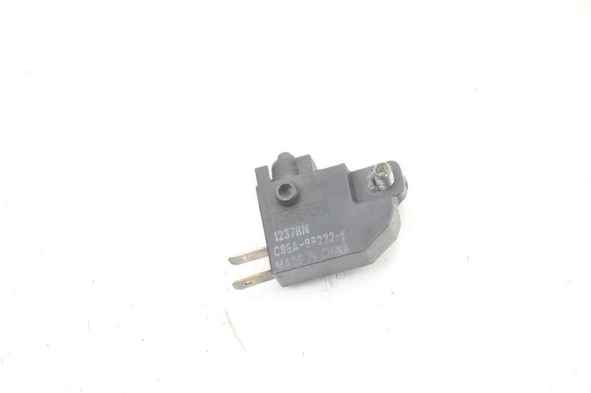 photo de INTERRUPTOR DE LUZ DE FREIO DIREITO SUZUKI BURGMAN 125 (2018 - 2021) - Zoom do estado de desgaste