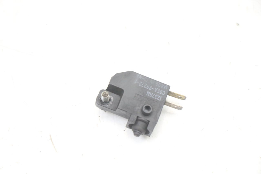 photo de INTERRUPTOR DE LUZ DE FREIO DIREITO SUZUKI BURGMAN 125 (2018 - 2021) - Outro ângulo de visão