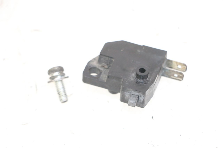 photo de INTERRUPTOR DE LUZ DE FREIO DIREITO SUZUKI BURGMAN 125 (2007 - 2014) - Zoom do estado de desgaste