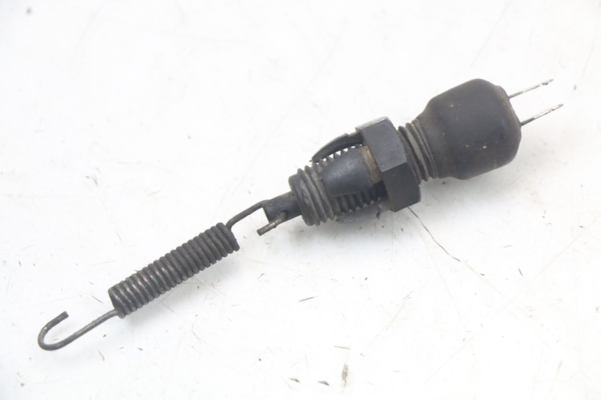 photo de INTERRUPTOR DE LUZ DE FREIO DIREITO SUZUKI GS F 500 (2004 - 2007) - Detalhe da peça