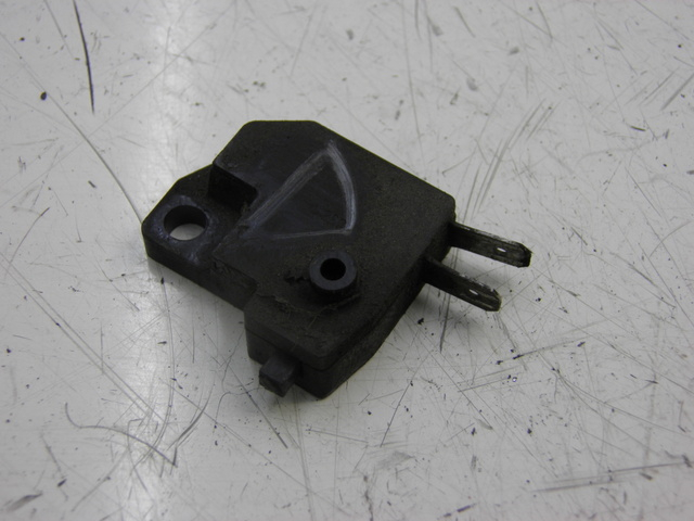 photo de INTERRUPTOR DE LUZ DE FREIO DIREITO SUZUKI TU X TUX VOLTY 125 (1999 - 2001) - Vista principal