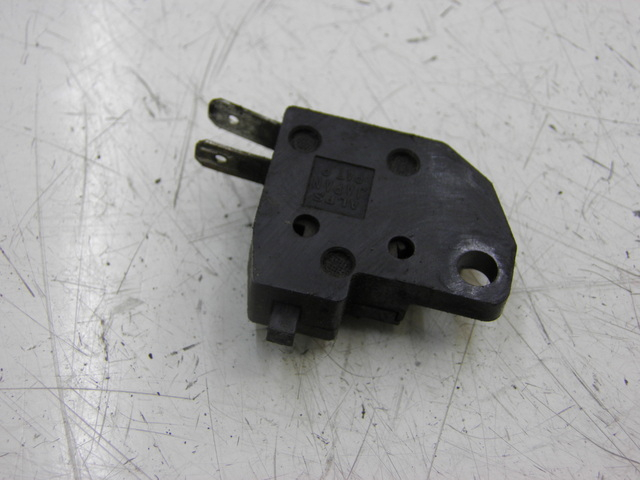 photo de INTERRUPTOR DE LUZ DE FREIO DIREITO SUZUKI TU X TUX VOLTY 125 (1999 - 2001) - Detalhe da peça