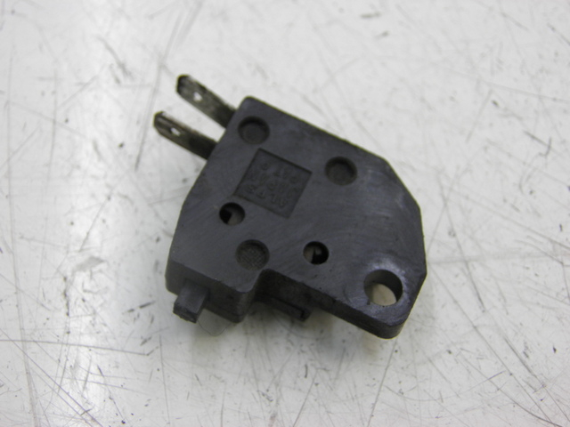 photo de INTERRUPTOR DE LUZ DE FREIO DIREITO SUZUKI TU X TUX VOLTY 125 (1999 - 2001) - Outro ângulo de visão