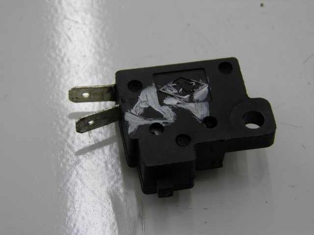 photo de INTERRUPTOR DE LUZ DE FREIO DIREITO SYM GTS EVO 125 (2009 - 2013) - Vista principal