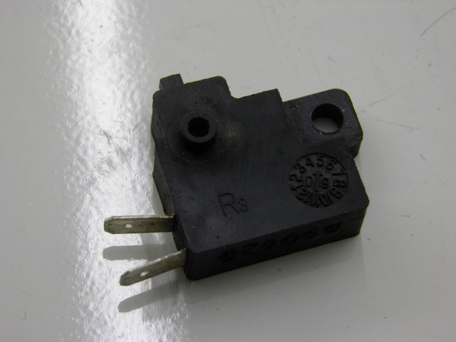 photo de INTERRUPTOR DE LUZ DE FREIO DIREITO SYM GTS EVO 125 (2009 - 2013) - Detalhe da peça
