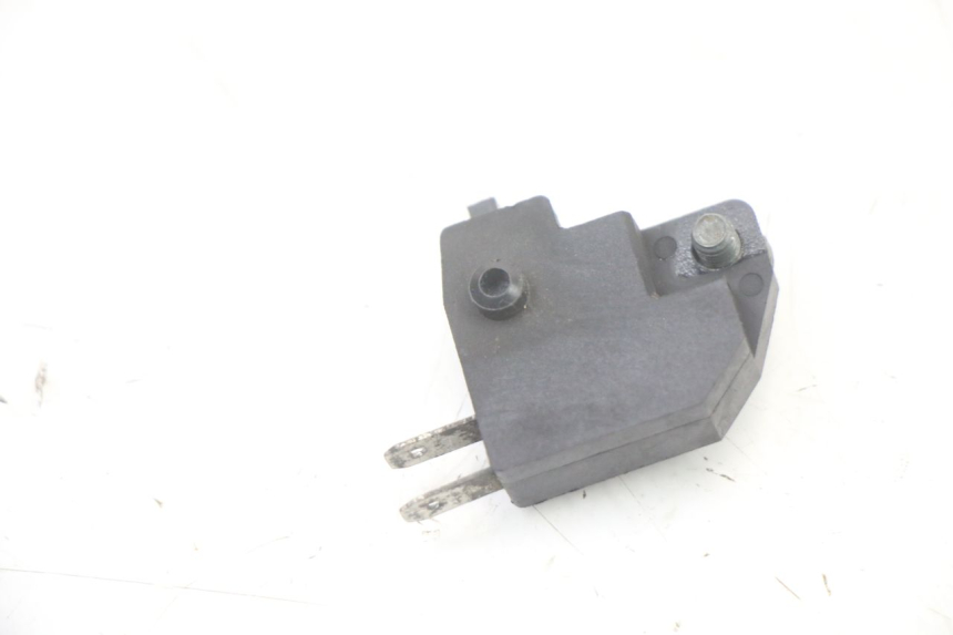 photo de INTERRUPTOR DE LUZ DE FREIO DIREITO SYM JET 14 4T 50 (2018 - 2022) - Zoom do estado de desgaste