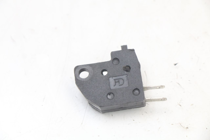 photo de INTERRUPTOR DE LUZ DE FREIO DIREITO SYM ORBIT 2 4T 50 (2018 - 2022) - Zoom do estado de desgaste
