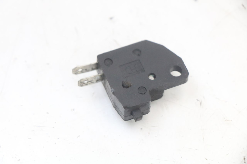 photo de INTERRUPTOR DE LUZ DE FREIO DIREITO SYM ORBIT 2 4T 50 (2018 - 2022) - Outro ângulo de visão