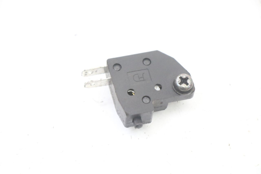photo de INTERRUPTOR DE LUZ DE FREIO DIREITO SYM ORBIT 2 4T 50 (2008 - 2017) - Detalhe da peça