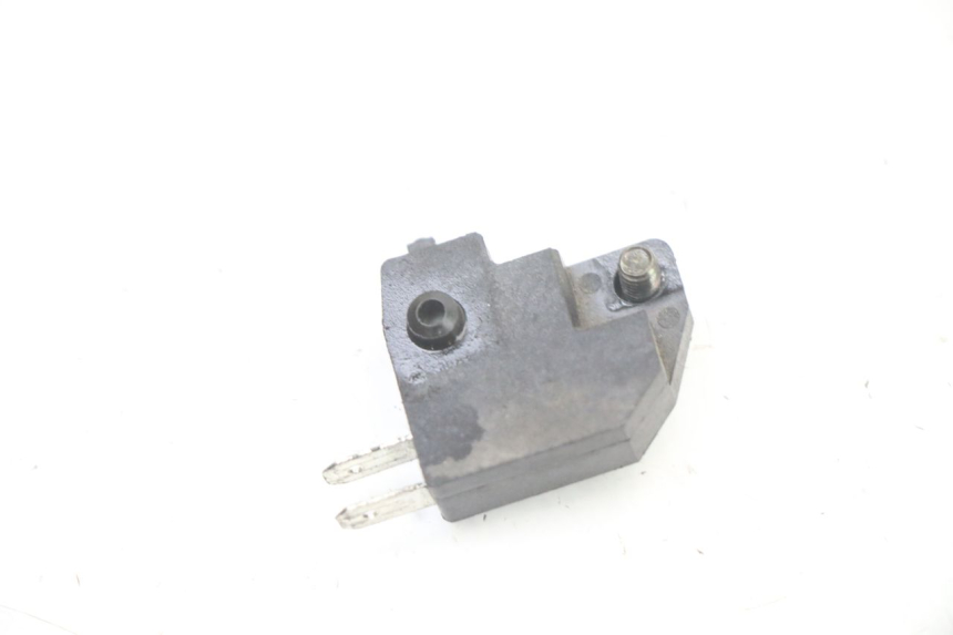 photo de INTERRUPTOR DE LUZ DE FREIO DIREITO SYM ORBIT 2 4T 50 (2008 - 2017) - Zoom do estado de desgaste