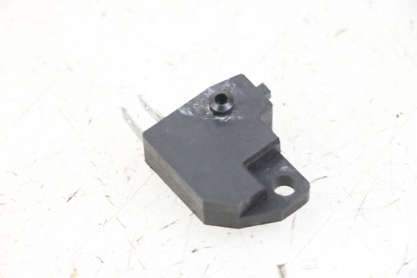 photo de INTERRUPTOR DE LUZ DE FREIO DIREITO SYM ORBIT III 3 4T 50 (2018 - 2021) - Zoom do estado de desgaste