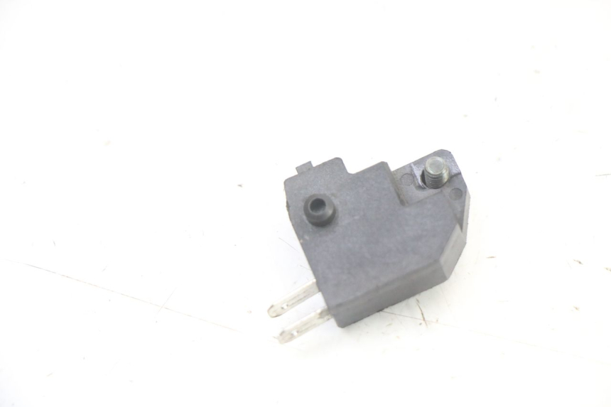 photo de INTERRUPTOR DE LUZ DE FREIO DIREITO SYM ORBIT III 3 4T 50 (2018 - 2021) - Zoom do estado de desgaste