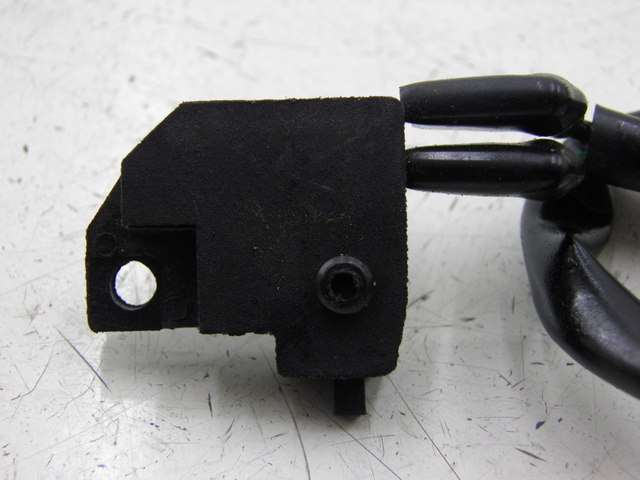 photo de INTERRUPTOR DE LUZ DE FREIO DIREITO SYM SYMPLY 4T 50 (2012 - 2015) - Zoom do estado de desgaste