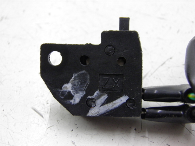 photo de INTERRUPTOR DE LUZ DE FREIO DIREITO SYM SYMPLY 4T 50 (2012 - 2015) - Outro ângulo de visão