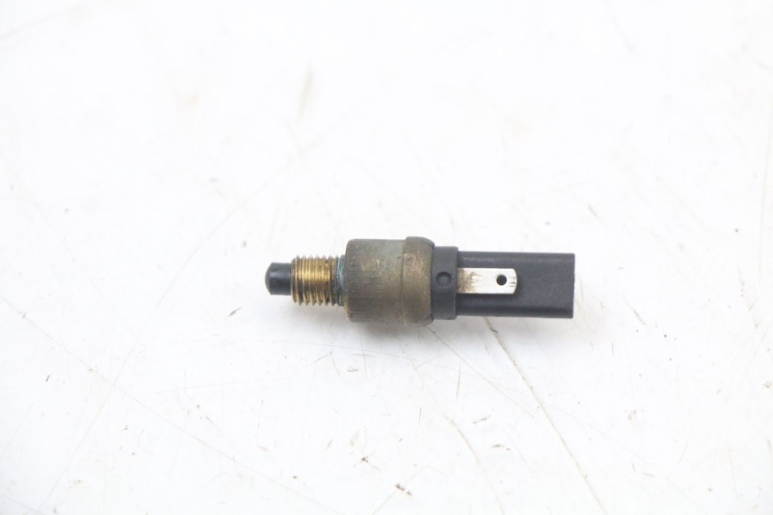 photo de INTERRUPTOR DE LUZ DE FREIO DIREITO PIAGGIO TYPHOON 80 (1994 - 1997) - Zoom do estado de desgaste