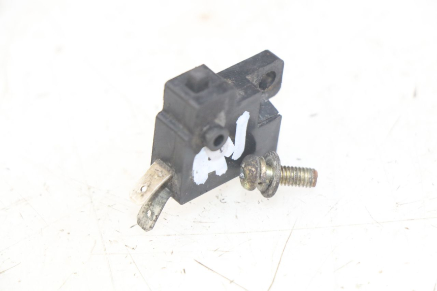 photo de INTERRUPTOR DE LUZ DE FREIO DIREITO SUZUKI UH BURGMAN 125 (2002 - 2006) - Detalhe da peça
