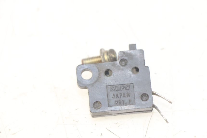 photo de INTERRUPTOR DE LUZ DE FREIO DIREITO SUZUKI UH BURGMAN 125 (2002 - 2006) - Zoom do estado de desgaste