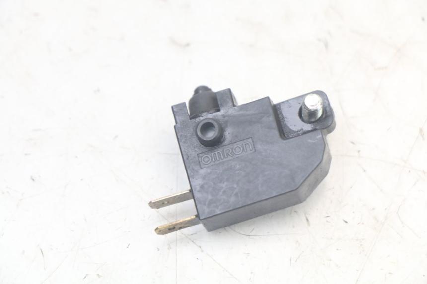 photo de INTERRUPTOR DE LUZ DE FREIO DIREITO KAWASAKI VERSYS ABS 650 (2015 - 2018) - Zoom do estado de desgaste