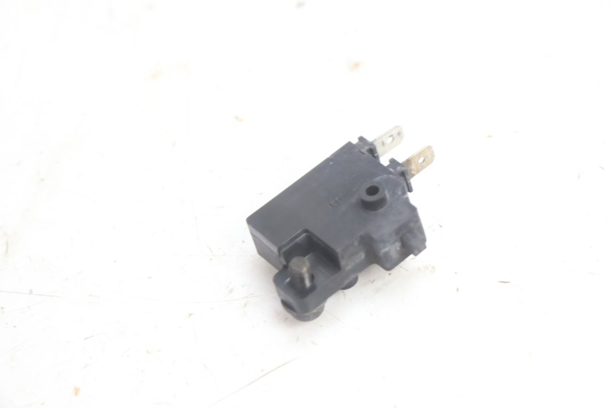 photo de INTERRUPTOR DE LUZ DE FREIO DIREITO HONDA VFR FI RC46 800 (1998 - 2001) - Outro ângulo de visão