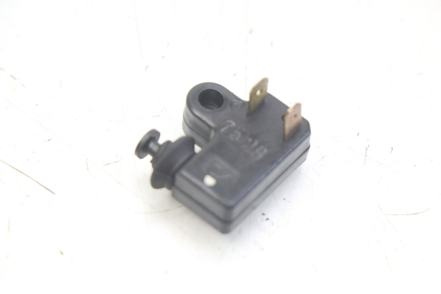 photo de INTERRUPTOR DE LUZ DE FREIO DIREITO YAMAHA X-CITY XCITY 125 (2007 - 2013) - Zoom do estado de desgaste