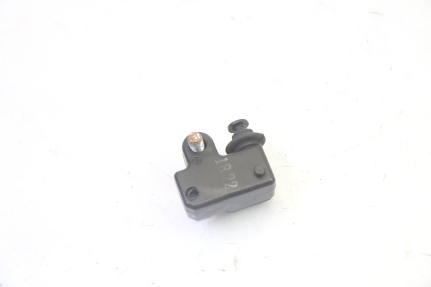 photo de INTERRUPTOR DE LUZ DE FREIO DIREITO YAMAHA X-MAX XMAX 125 (2010 - 2013) - Zoom do estado de desgaste