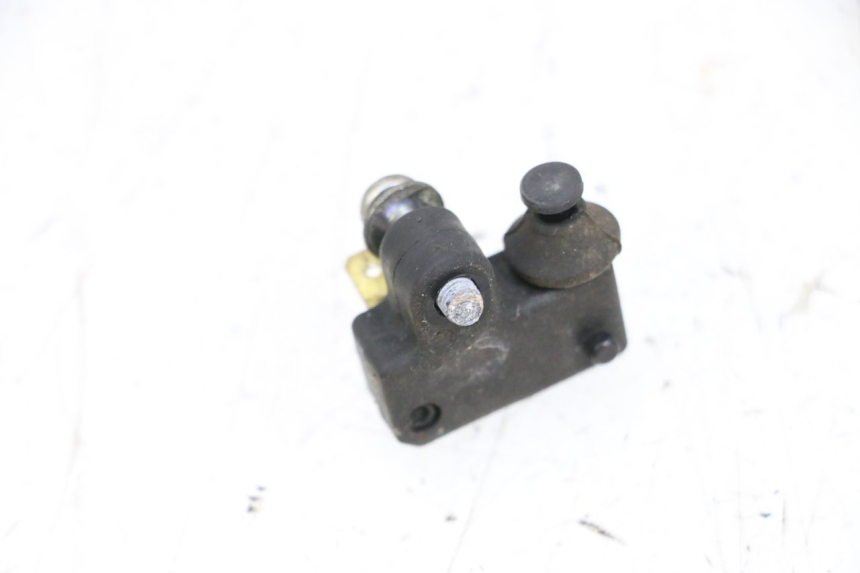 photo de INTERRUPTOR DE LUZ DE FREIO DIREITO YAMAHA X-MAX XMAX 125 (2010 - 2013) - Zoom do estado de desgaste