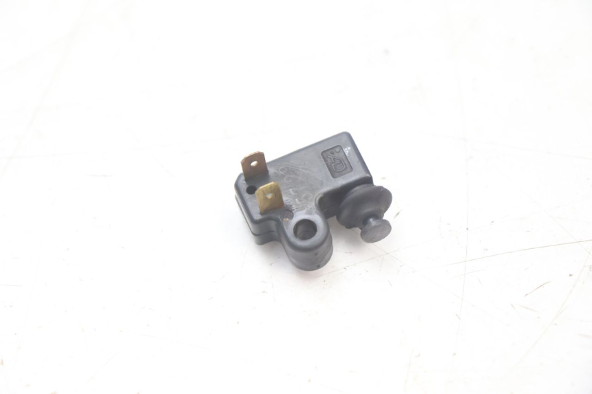 photo de INTERRUPTOR DE LUZ DE FREIO DIREITO YAMAHA XMAX X-MAX 125 (2006 - 2009) - Detalhe da peça
