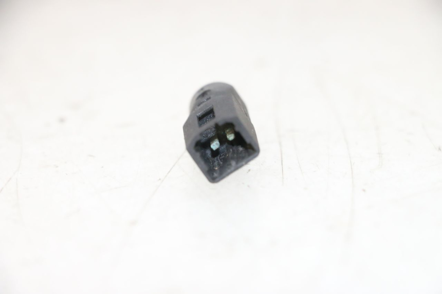 photo de INTERRUPTOR DE LUZ DE FREIO DIREITO PIAGGIO X8 125 (2004 - 2007) - Detalhe da peça