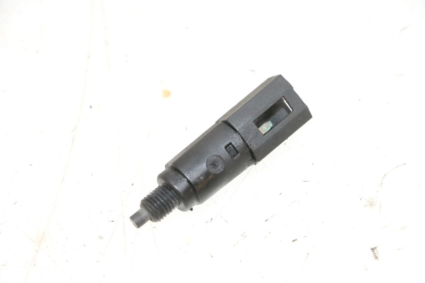 photo de INTERRUPTOR DE LUZ DE FREIO DIREITO PIAGGIO X8 125 (2004 - 2007) - Zoom do estado de desgaste