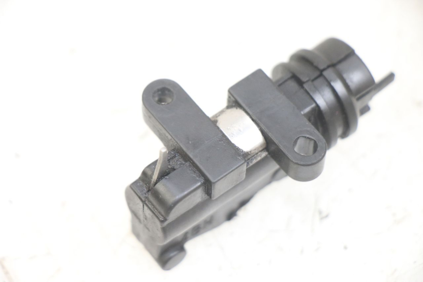 photo de INTERRUPTOR DE LUZ DE FREIO DIREITO YAMAHA XJN DIVERSION 600 (2000 - 2003) - Outro ângulo de visão