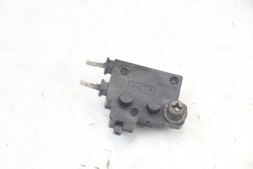 photo de INTERRUPTOR DE LUZ DE FREIO DIREITO YAMAHA FZ1 FAZER 1000 (2007 - 2009) - Detalhe da peça