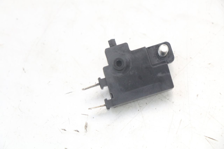 photo de INTERRUPTOR DE LUZ DE FREIO DIREITO YAMAHA FZ1 FAZER 1000 (2007 - 2009) - Zoom do estado de desgaste