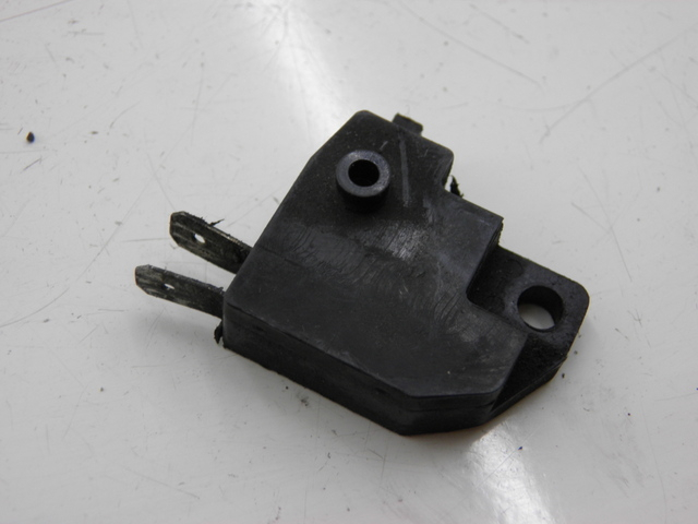 photo de INTERRUPTOR DE LUZ DE FREIO DIREITO YAMAHA FZS FAZER 600 (1998 - 2001) - Detalhe da peça